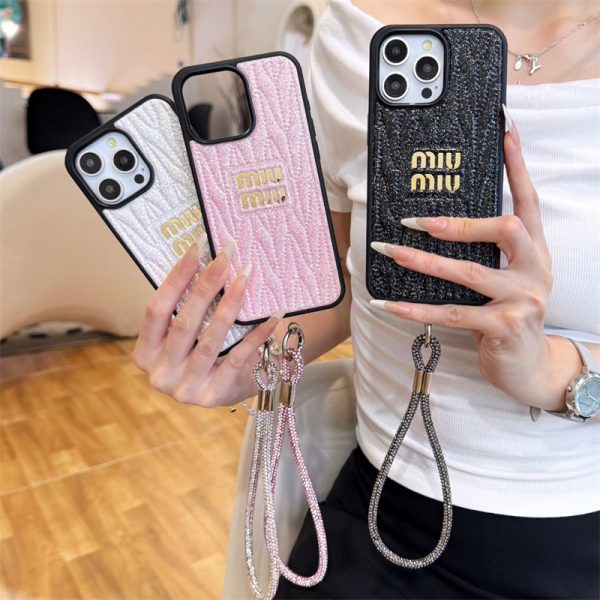 MIUMIU iPhone17/17pro ケース キラキラ ハイ ブランド ストラップ付き iphone 16/16pro max ケース 人気 ブランド 女子 iPhone15/14/13pro ケース 海外 おしゃれ スマホ カバー かわいい - 画像 (11)