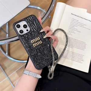 MIUMIU iPhone17/17pro ケース キラキラ ハイ ブランド ストラップ付き iphone 16/16pro max ケース 人気 ブランド 女子 iPhone15/14/13pro ケース 海外 おしゃれ スマホ カバー かわいい