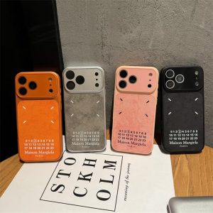 マルジェラ iphone17/17pro ケース maison margiela iphone16pro max ケース お揃い iphone 15/14pro ケース 韓国 アイドル アイフォン13 ケース ブランド メンズ スマホケース レディース